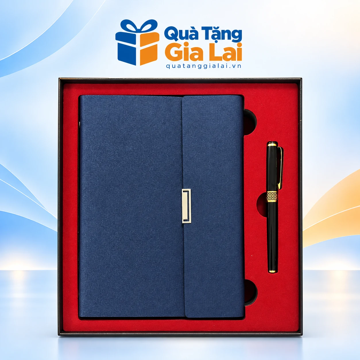 Bộ sổ còng A5 xanh đậm và bút tổ ong trong hộp lòng đỏ trên nền Gia Lai