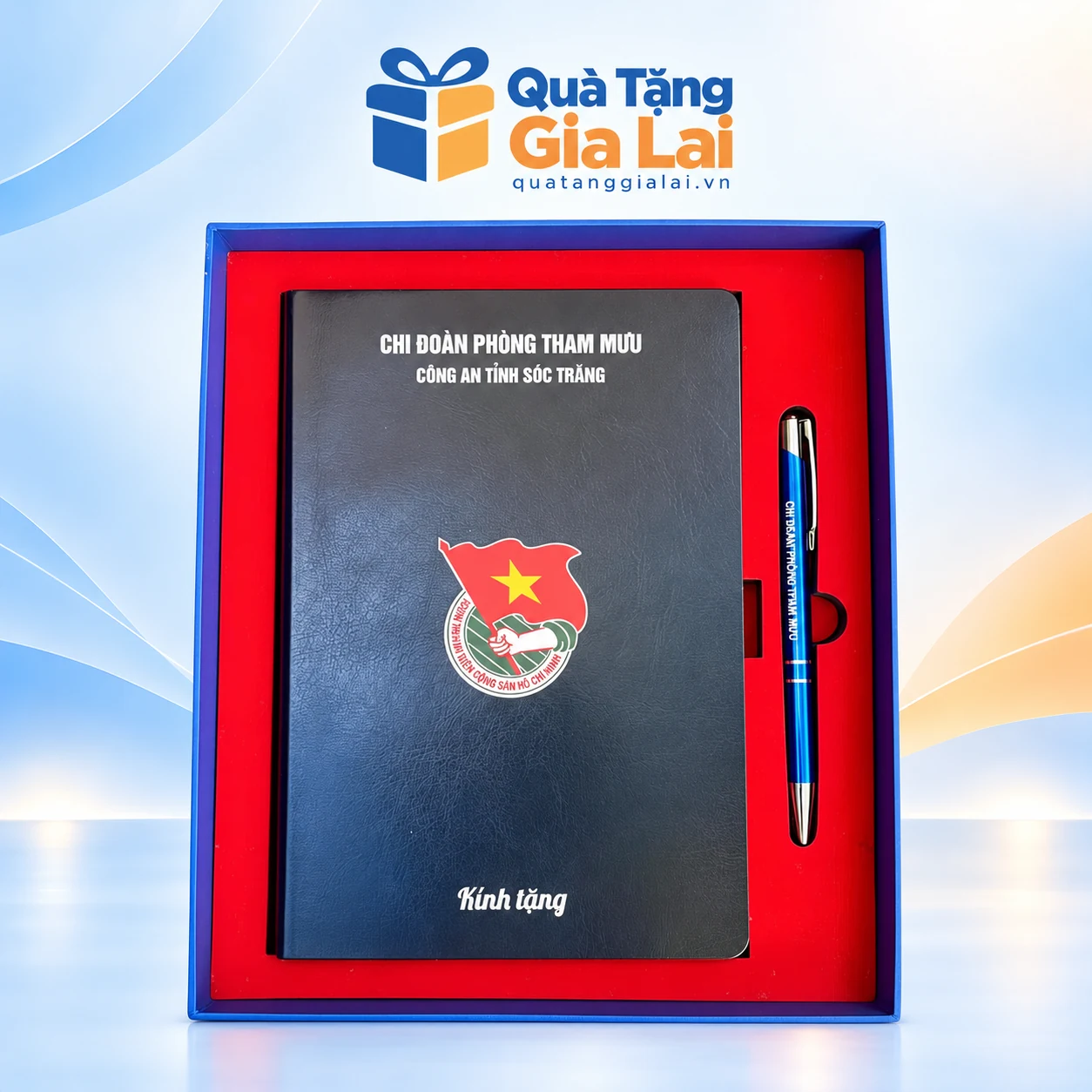 Bộ sổ 200 trang không đai cài và bút xanh trong hộp trên nền Gia Lai