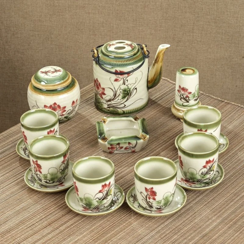 Bộ tích sen đỏ bày cùng hũ trà, ống tăm và gạt tàn