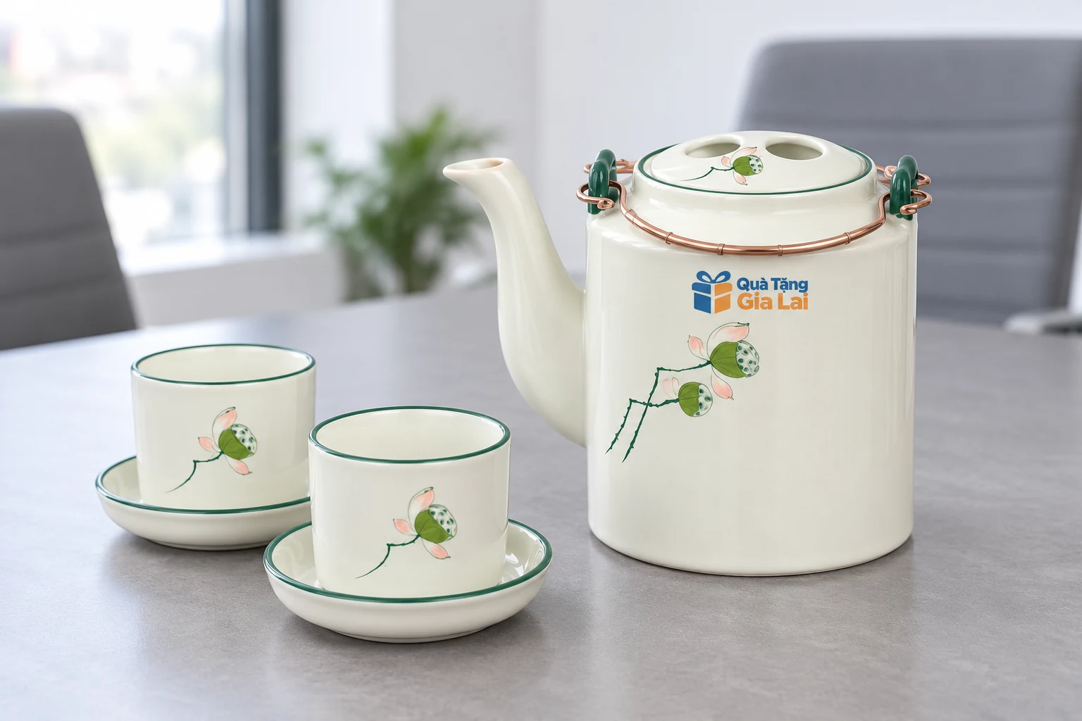 Bộ tích quai đồng đài sen với bố cục logo Quà Tặng Gia Lai phía trên họa tiết
