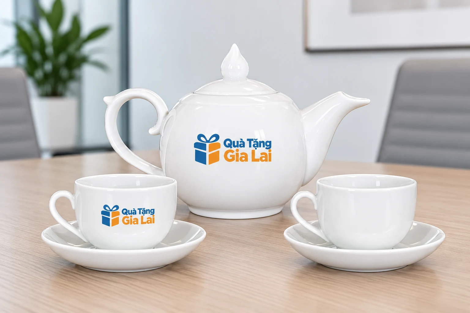 Ấm và chén bưởi lửa 02 có bố cục logo Quà Tặng Gia Lai trên bàn họp