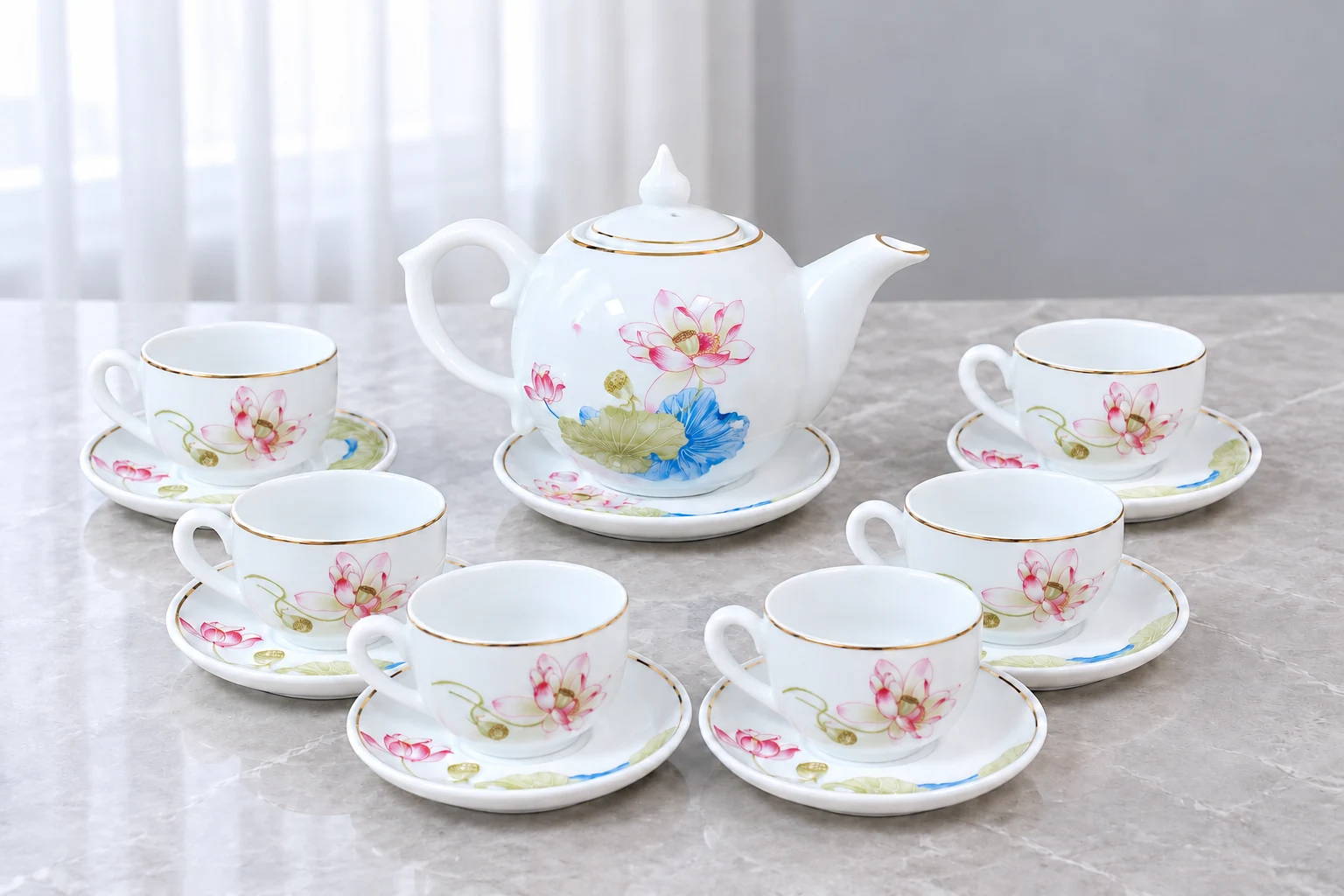 Bộ trà Bưởi Lửa sen hồng cùng sáu chén trên bàn tiếp khách sáng màu
