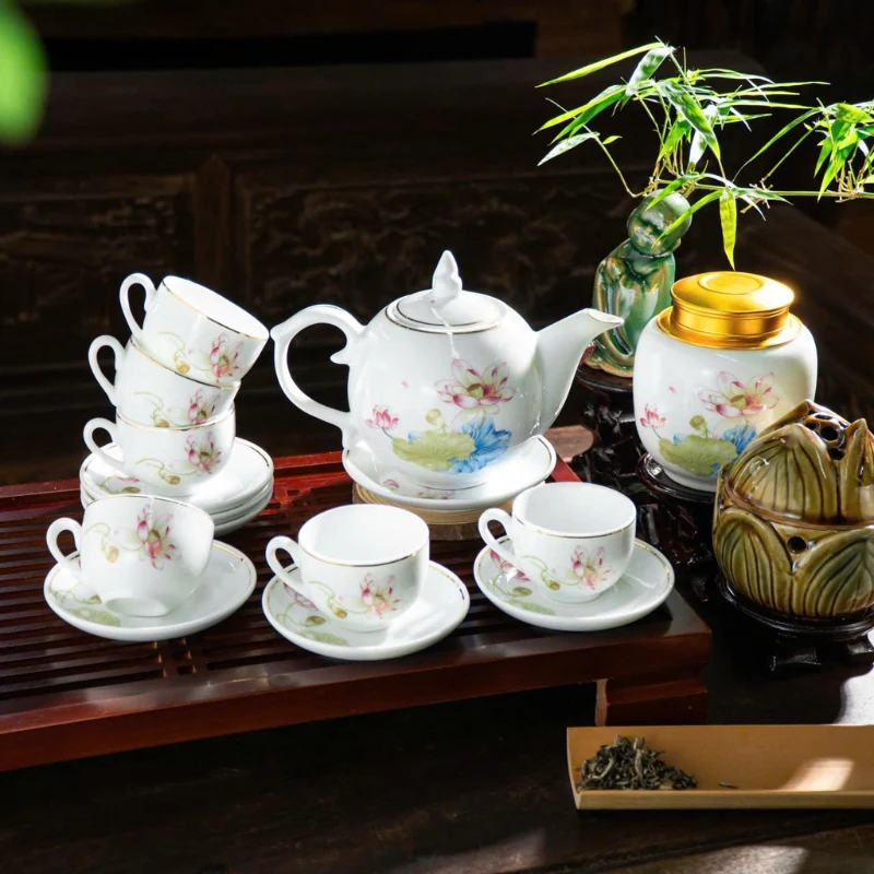 Bộ trà sen hồng 650 ml bày chén xếp trên bàn trà