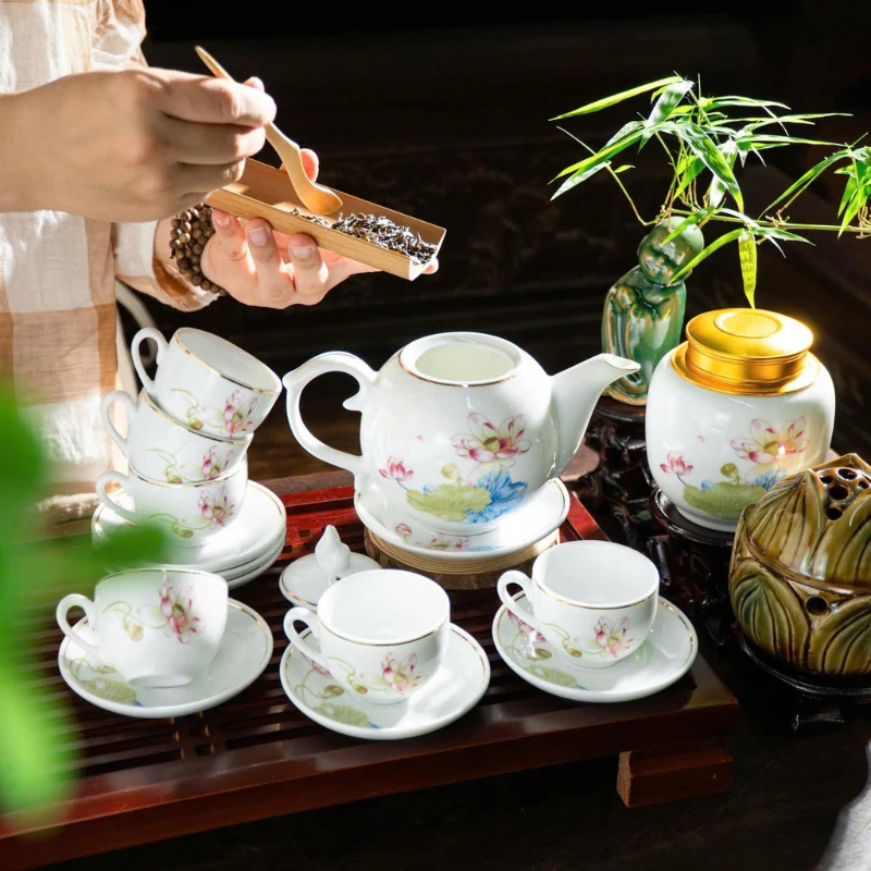 Ấm Bưởi Lửa họa tiết sen mở nắp bên cạnh sáu chén có quai