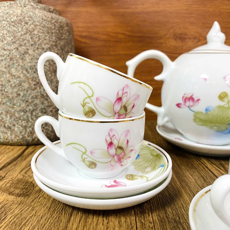 Cận chén có quai trắng họa tiết sen hồng và đĩa kê tròn