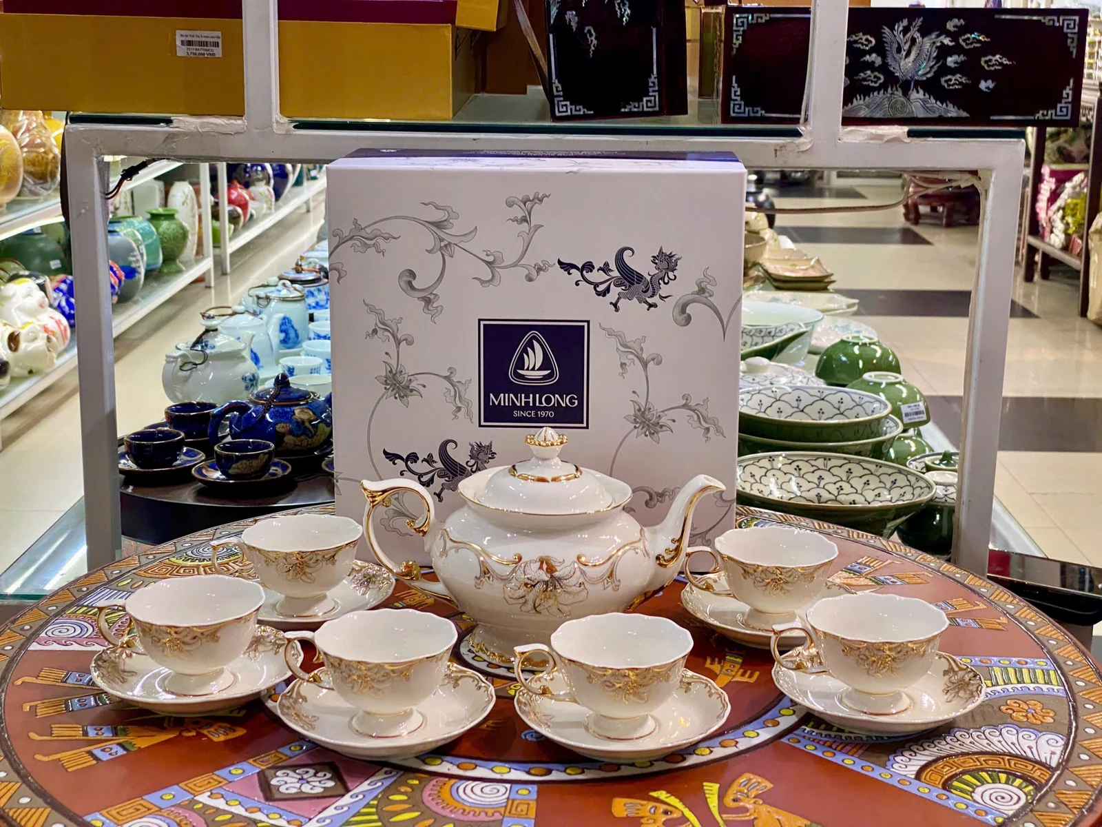 Bộ trà Đài Các trang trí vàng bày cùng hộp carton Minh Long