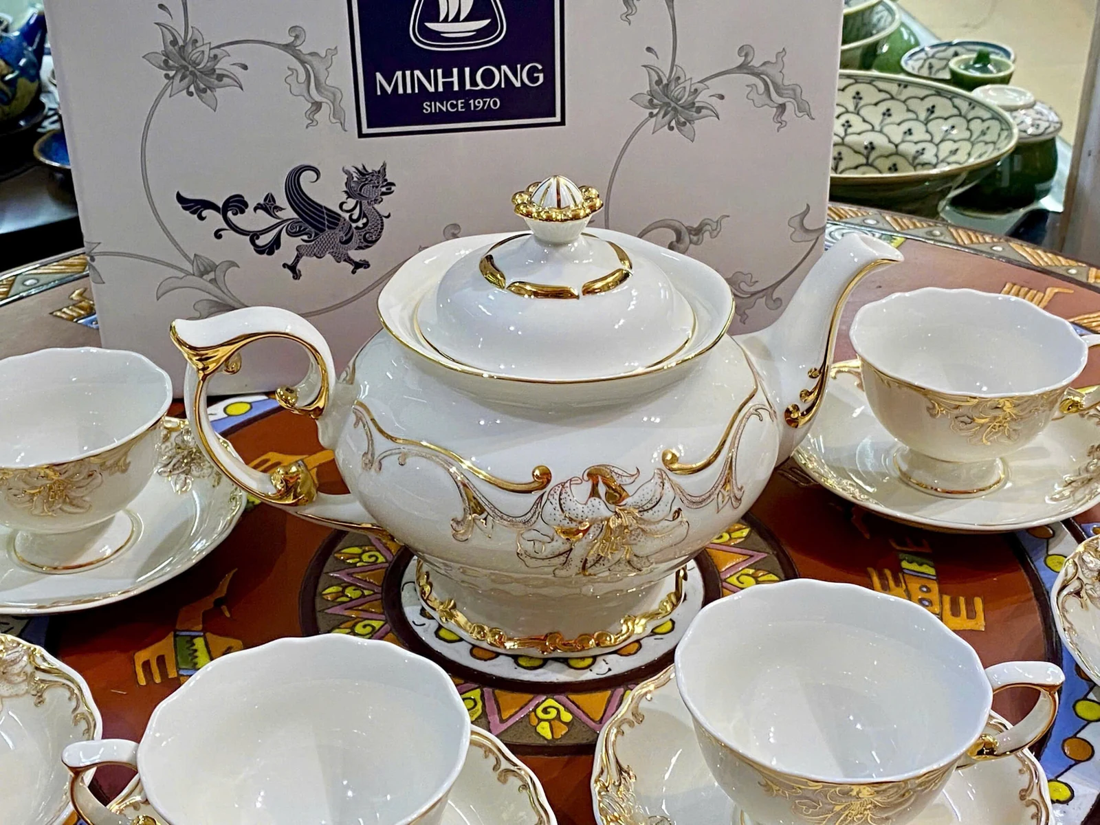 Cận thân ấm, quai vòng và núm nắp bộ Đài Các