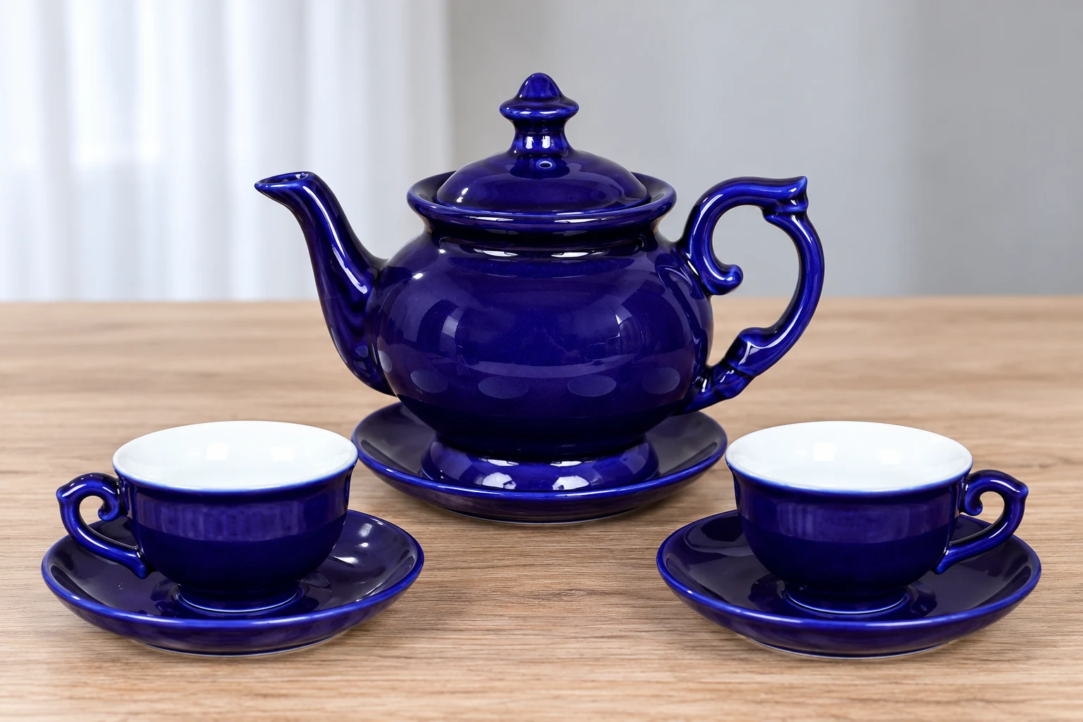 Ấm Đài Cát xanh cobalt trơn trên đĩa kê cùng hai chén lòng trắng