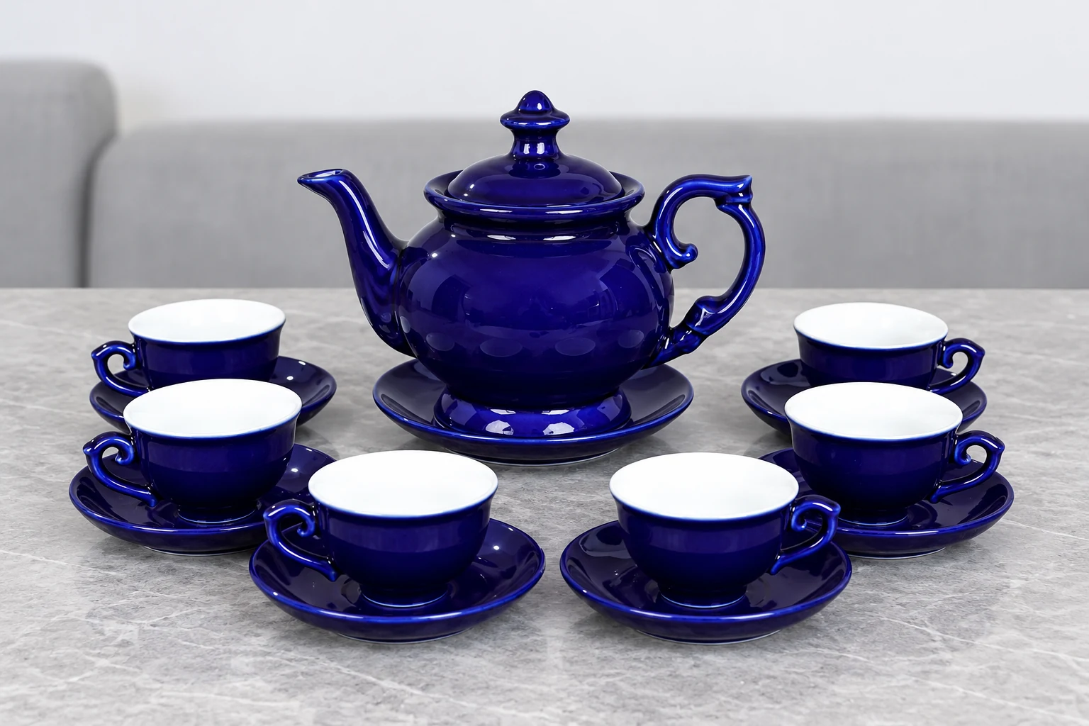 Bộ trà Đài Cát xanh cobalt trơn bày đủ sáu chén trên bàn tiếp khách