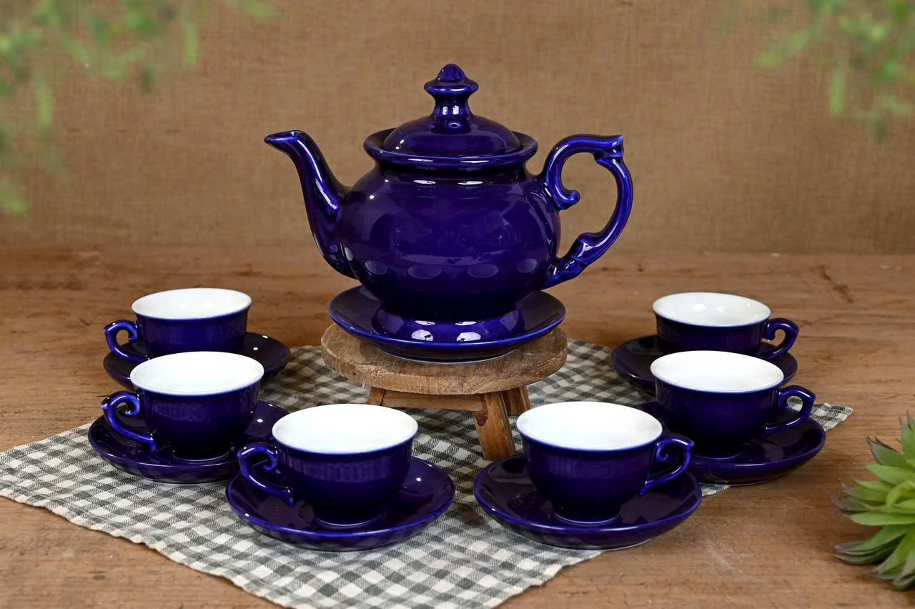Bộ trà xanh cobalt trơn bày đủ ấm và sáu chén có quai