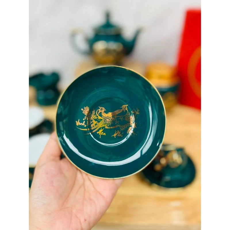 Đĩa kê ấm Đài Cát có chim công và chữ Vinh Hoa Phú Quý
