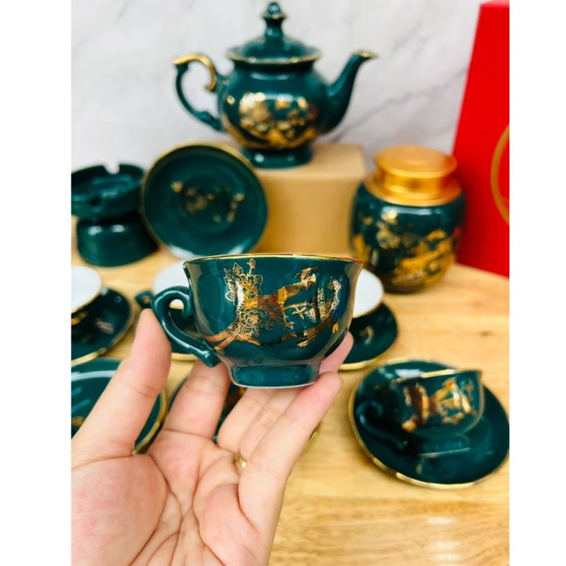 Chén có quai màu xanh cổ vịt với hình hươu màu vàng