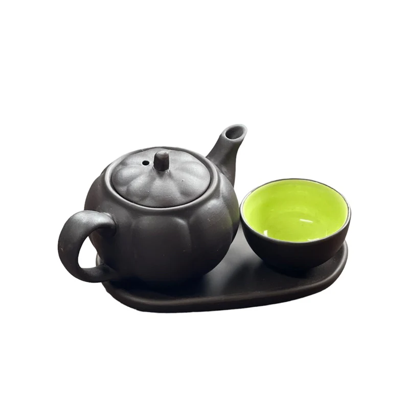 Ấm đen chia múi, một chén lòng xanh sáng và khay bầu dục đồng màu