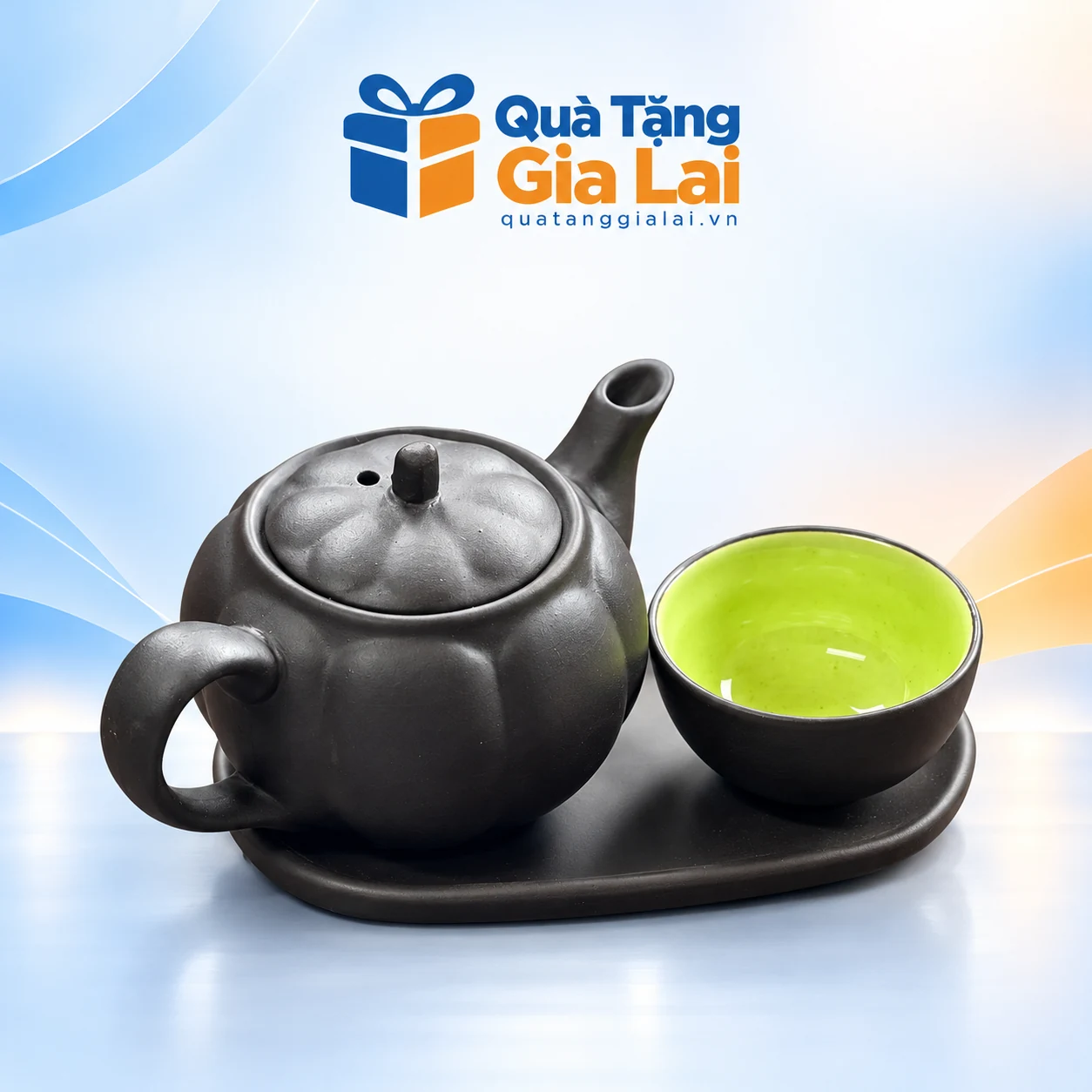 Bộ trà độc ẩm bí mini đen, chén lòng xanh trên nền Quà Tặng Gia Lai