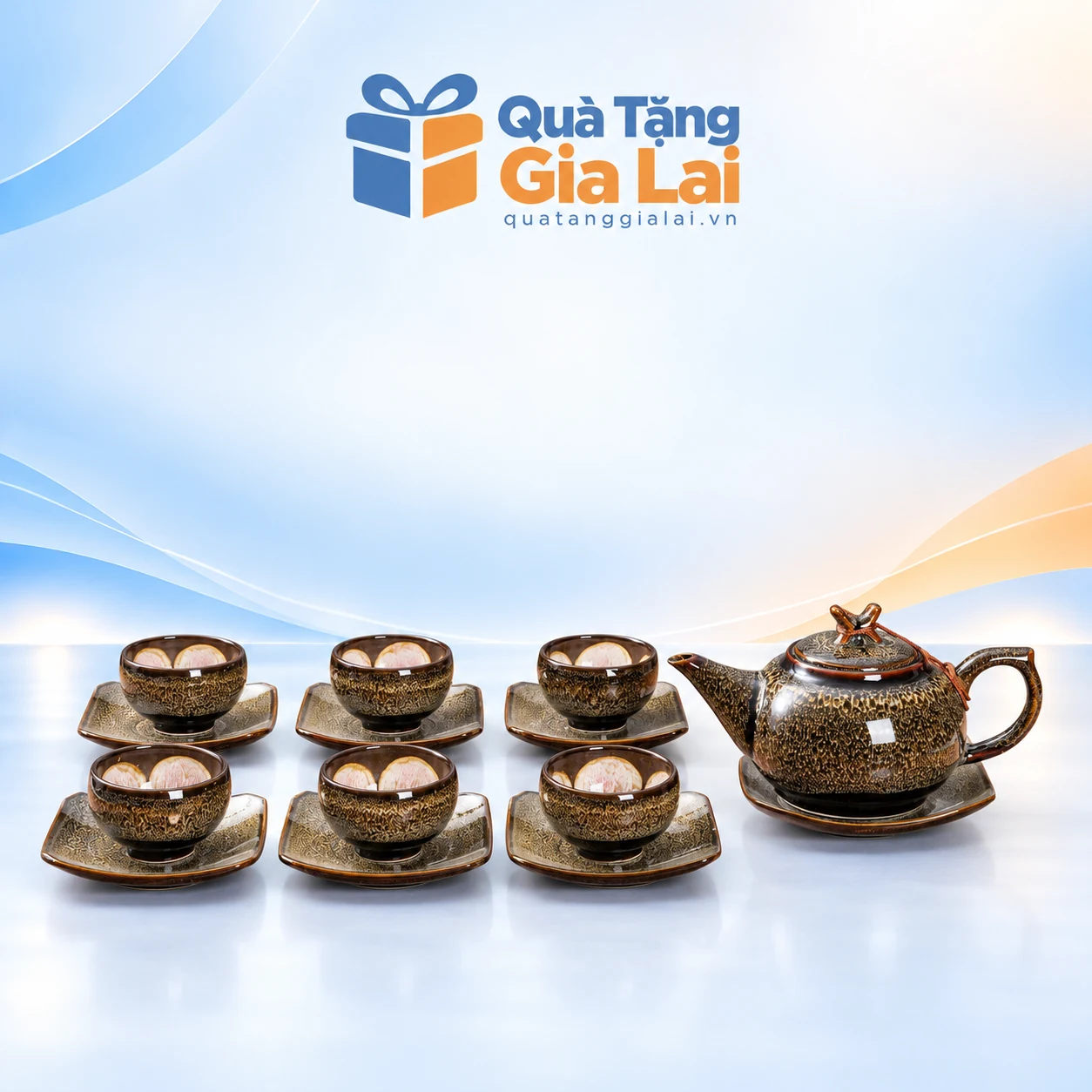 Bộ trà Gấm Thượng Tân Kiều men nâu đen trên nền Quà Tặng Gia Lai