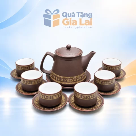 Bộ trà giã gạo màu nâu với sáu chén lòng trắng và họa tiết vàng trên nền Gia Lai