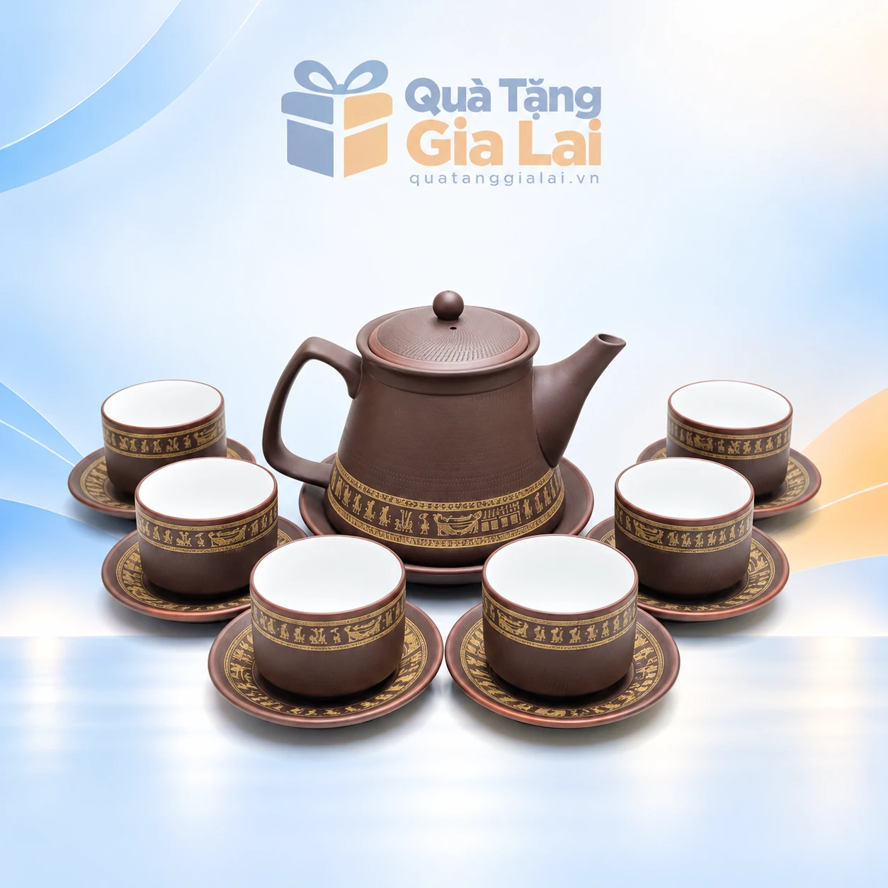 Bộ trà giã gạo màu nâu với sáu chén lòng trắng và họa tiết vàng trên nền Gia Lai