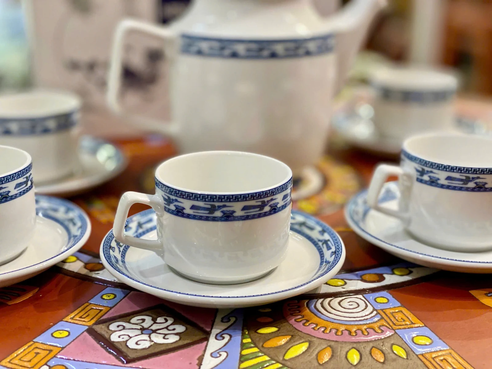 Chén có quai Jasmine Chim Lạc với dải xanh và đĩa tròn