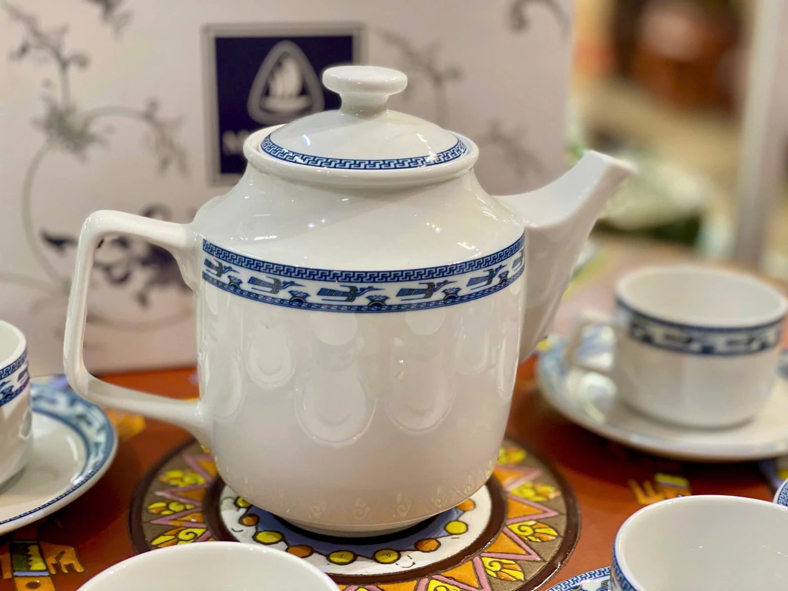 Chi tiết ấm Jasmine Chim Lạc với quai vuông bo góc và nét nổi trắng