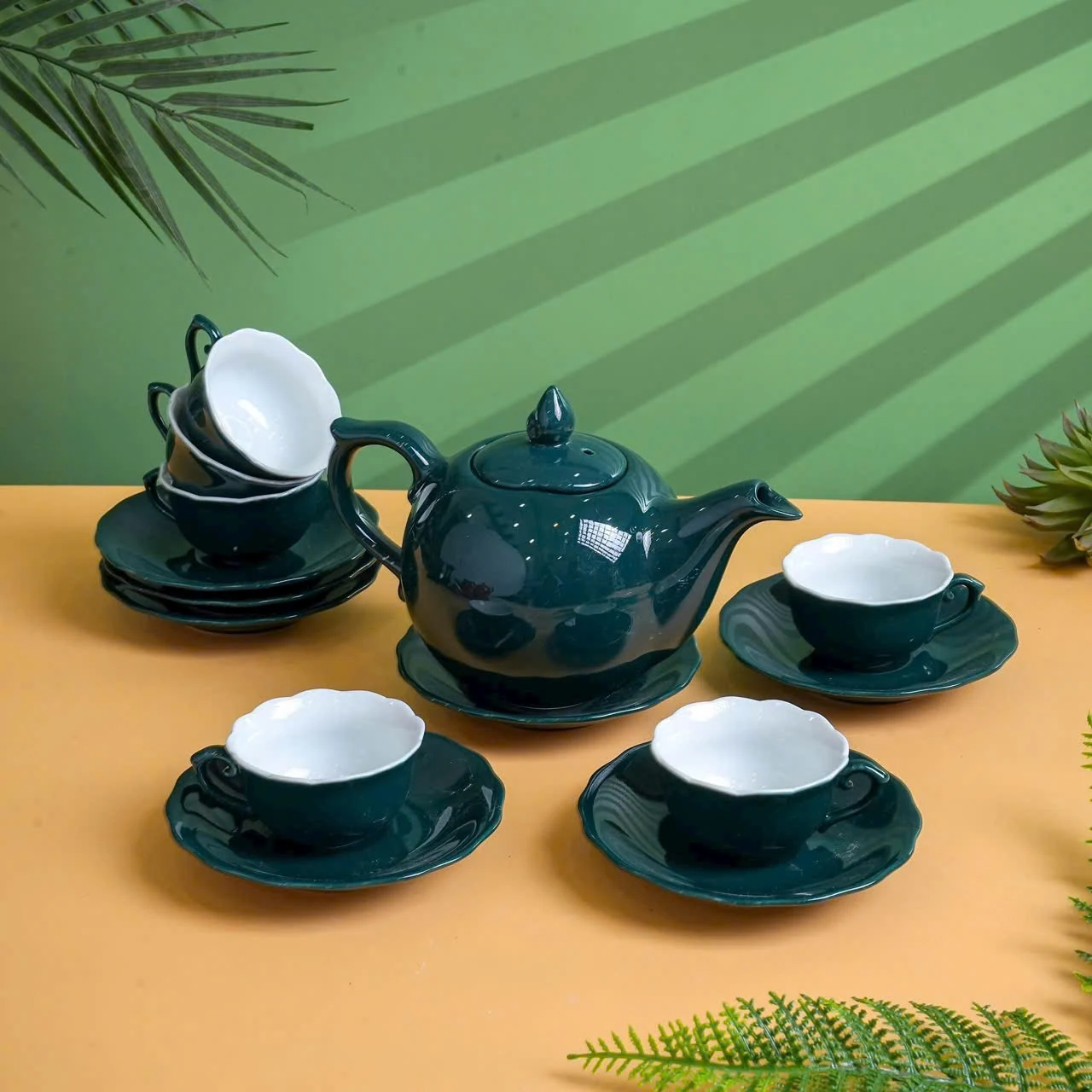 Bộ trà mẫu đơn xanh đậm với các chén và đĩa xếp chồng