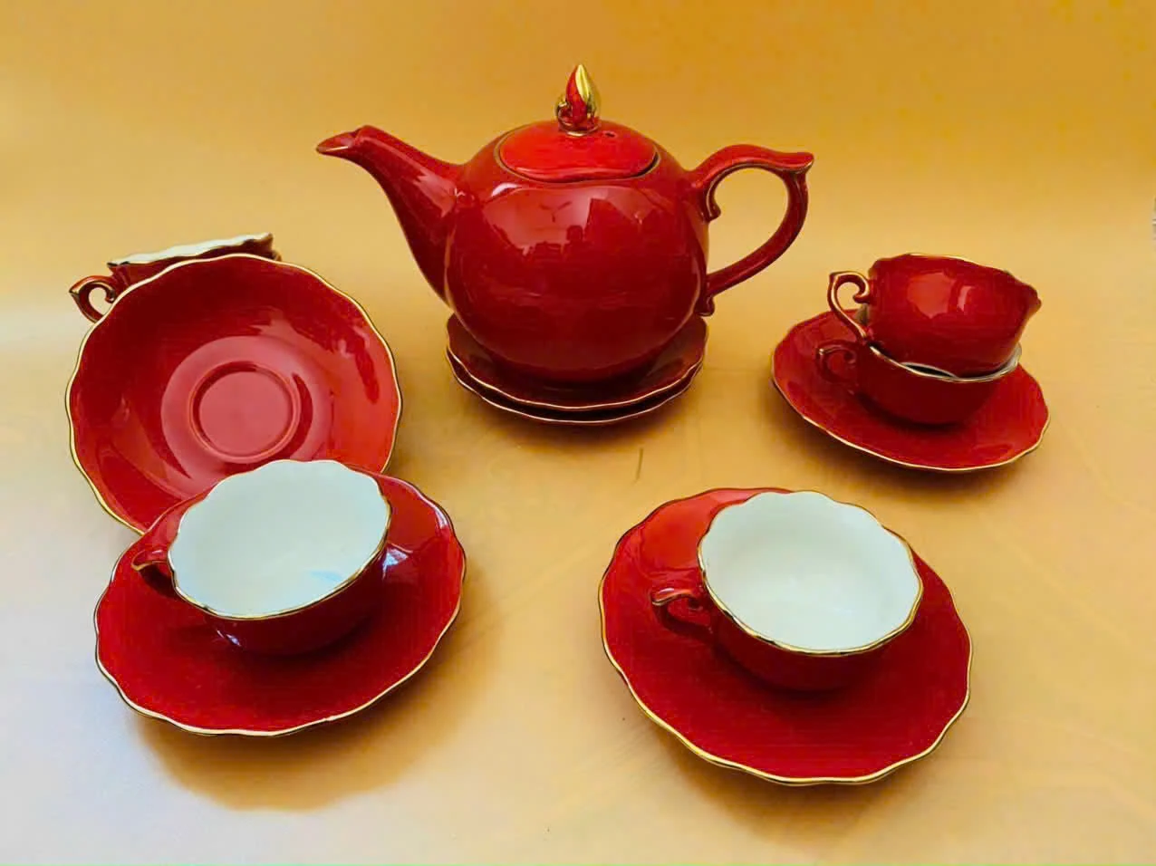 Bộ trà mẫu đơn đỏ có đường viền màu vàng