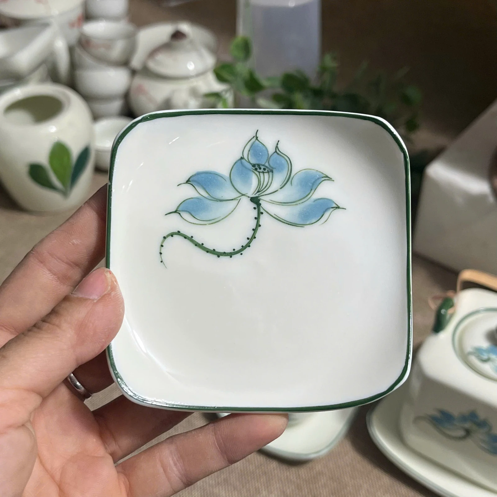Cận đĩa kê vuông men kem viền xanh vẽ hoa sen