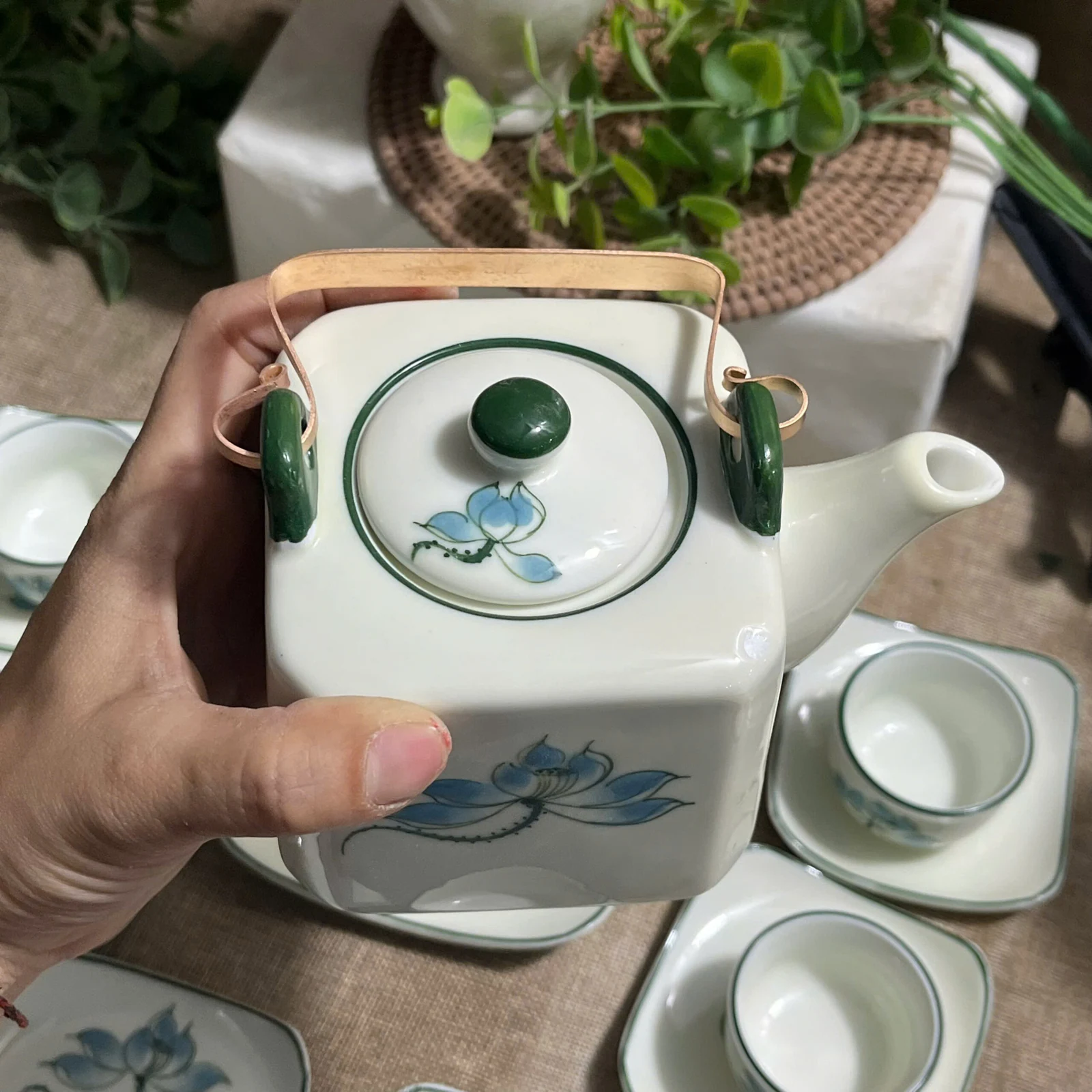 Quai màu đồng, tai xanh và nắp tròn của ấm men kem 500 ml