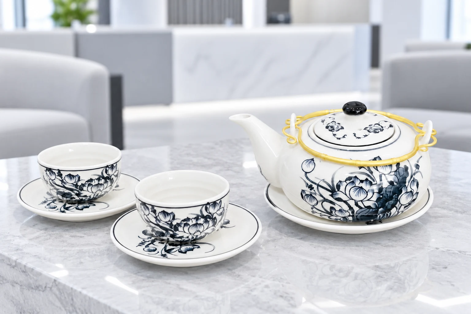 Cận ấm Nhật bóng vẽ sen và hai chén ở bàn tiếp khách