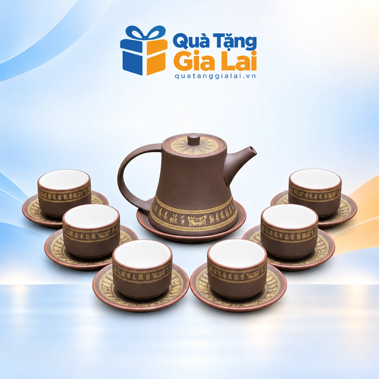 Bộ trà dáng Tênh giã gạo nền nâu, sáu chén lòng trắng trên nền Quà Tặng Gia Lai