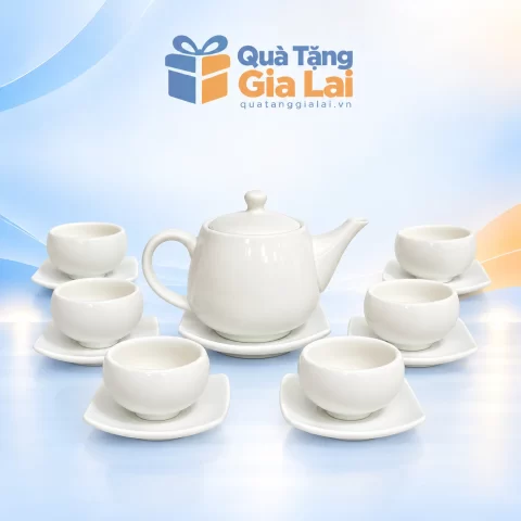 Bộ trà trắng dáng chuông 400 ml với sáu chén không quai và đĩa vuông bo góc trên nền Gia Lai