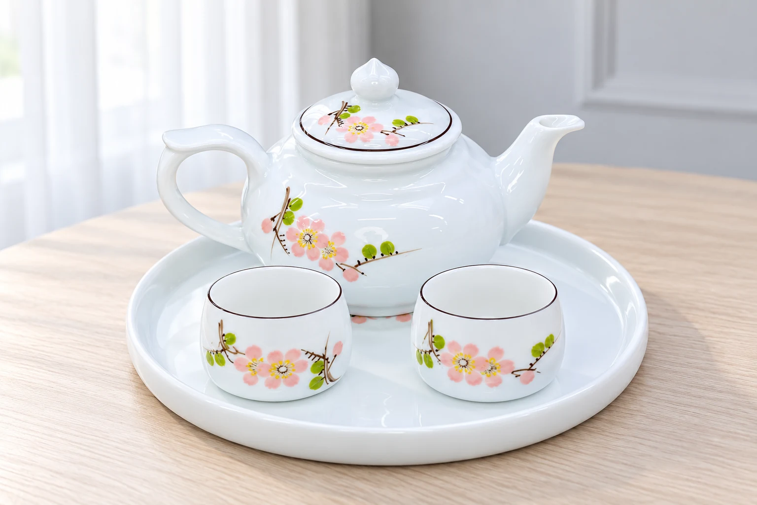 Cận ấm hoa màu hồng và hai chén không quai trên khay sứ