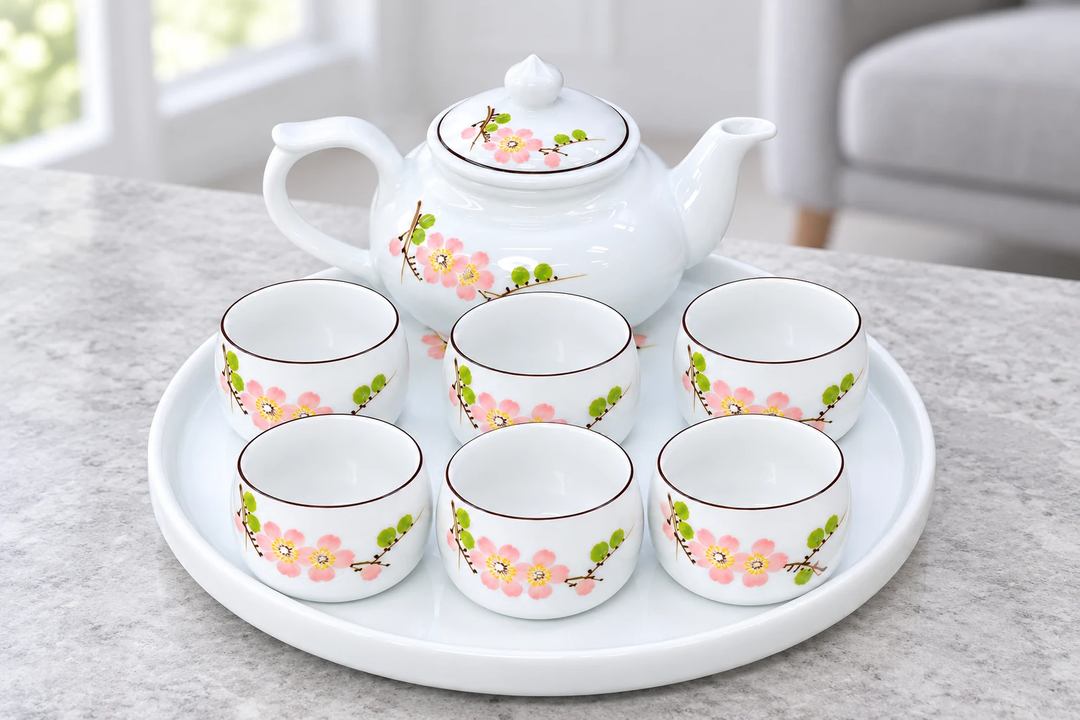 Bộ trà vẽ tay hoa màu hồng với sáu chén bày trên bàn tiếp khách