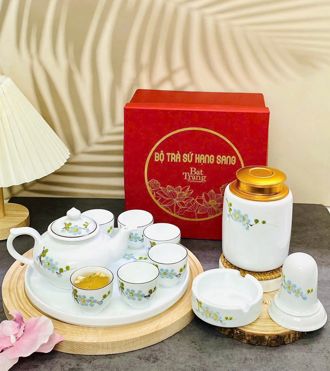 Bộ trà hoa màu xanh và cách phối thêm lọ chè, ống tăm, gạt tàn