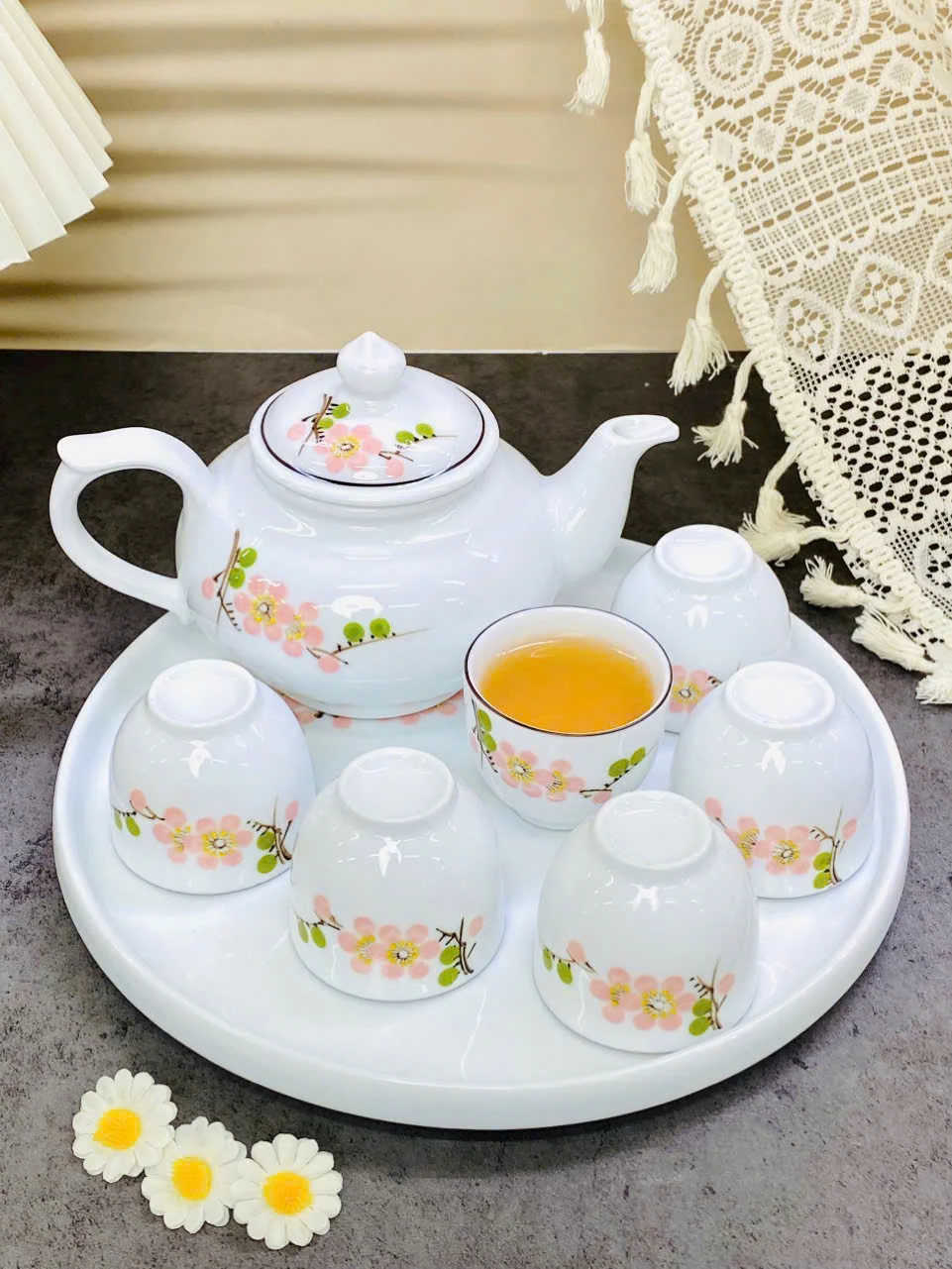 Dáng ấm bầu và sáu chén hoa màu hồng không quai trên khay