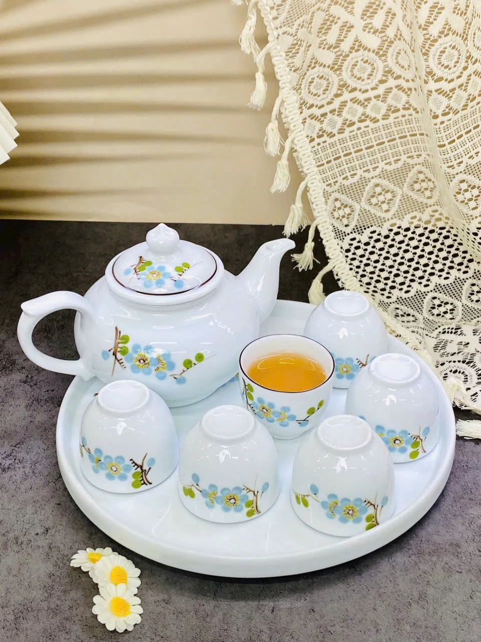 Bộ trà trắng vẽ tay hoa màu xanh kèm khay sứ tròn