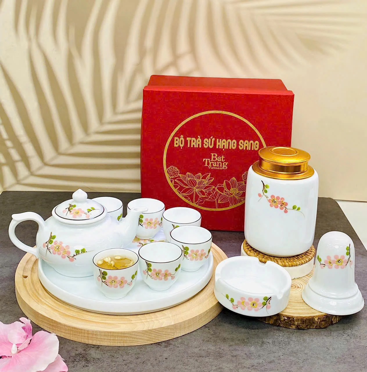 Bộ trà hoa màu hồng và cách phối thêm phụ kiện cùng hộp đỏ