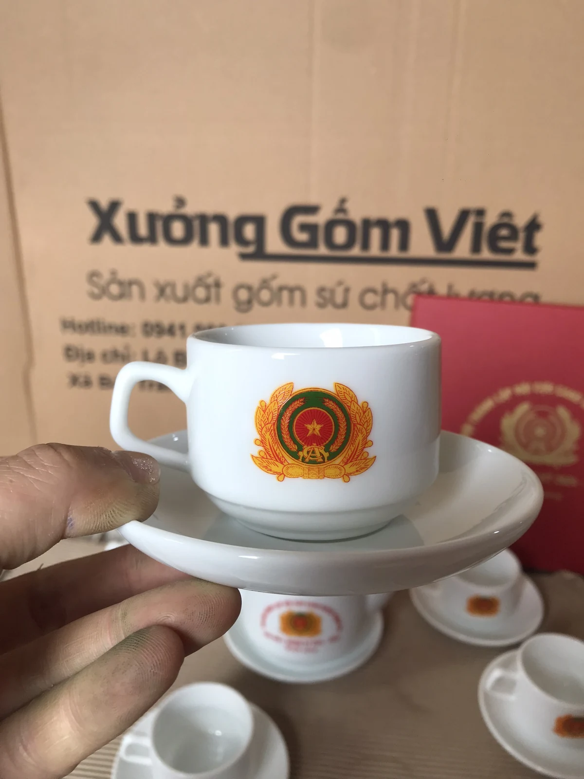 Chi tiết chén có quai với biểu trưng in màu