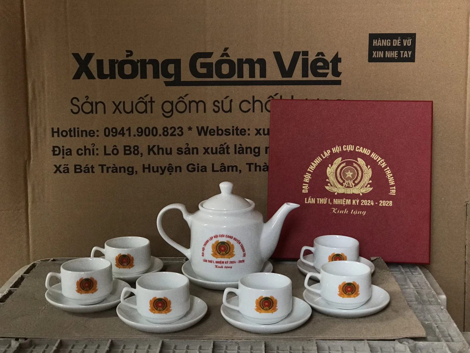 Bộ trà in biểu trưng và dòng kỷ niệm cùng hộp đỏ