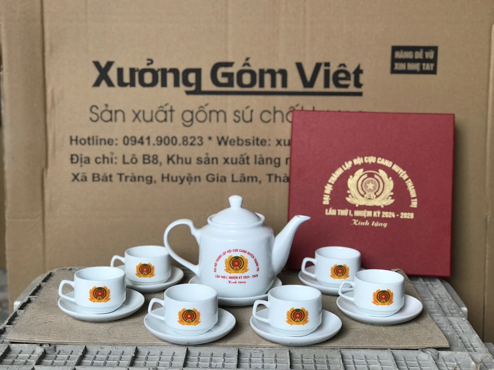 Toàn bộ ấm và sáu chén đã có nội dung in