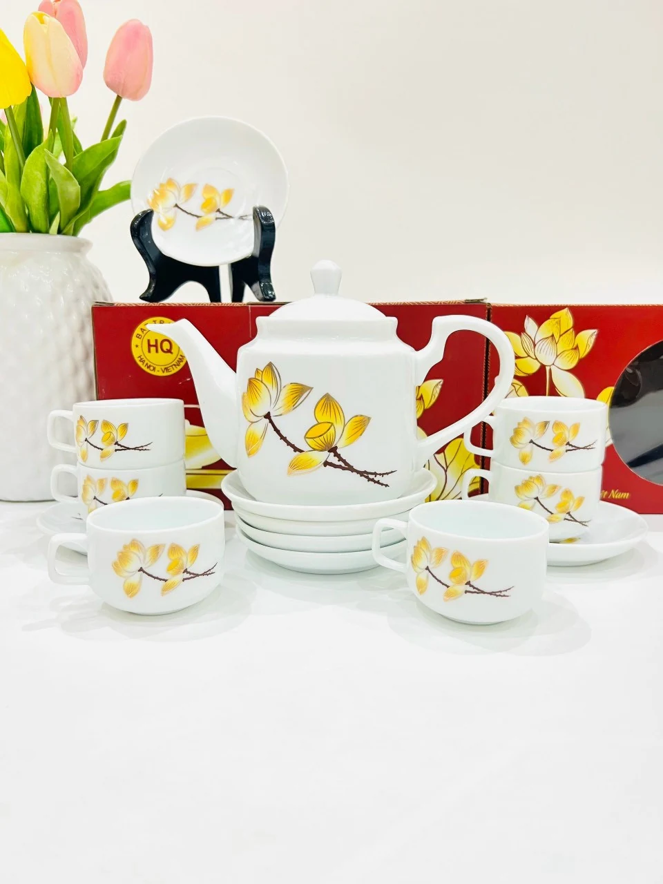 Cách trang trí hoa màu vàng trên bộ trà trắng