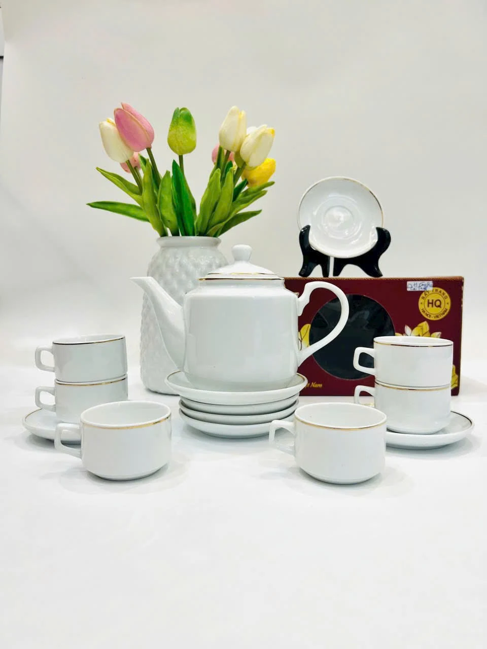 Bộ trà trắng trang trí đường viền màu vàng