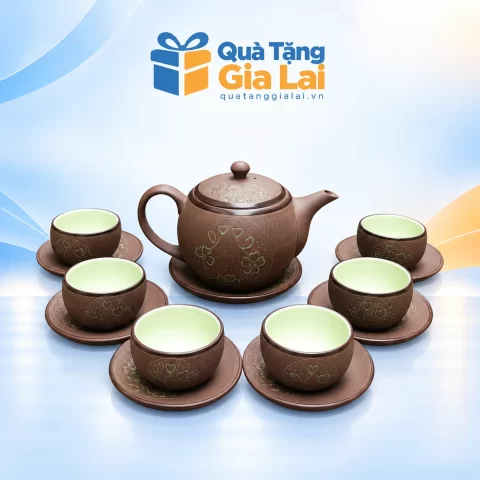 Bộ trà Trăng Xanh 2 màu nâu với sáu chén lòng xanh trên nền Quà Tặng Gia Lai