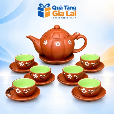 Bộ trà tử sa 04 dáng bí vẽ hoa trắng, sáu chén lòng xanh trên nền Quà Tặng Gia Lai