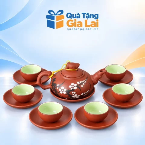 Bộ trà tử sa 12 hoa trắng đỏ nâu và chén lòng xanh trên nền Quà Tặng Gia Lai