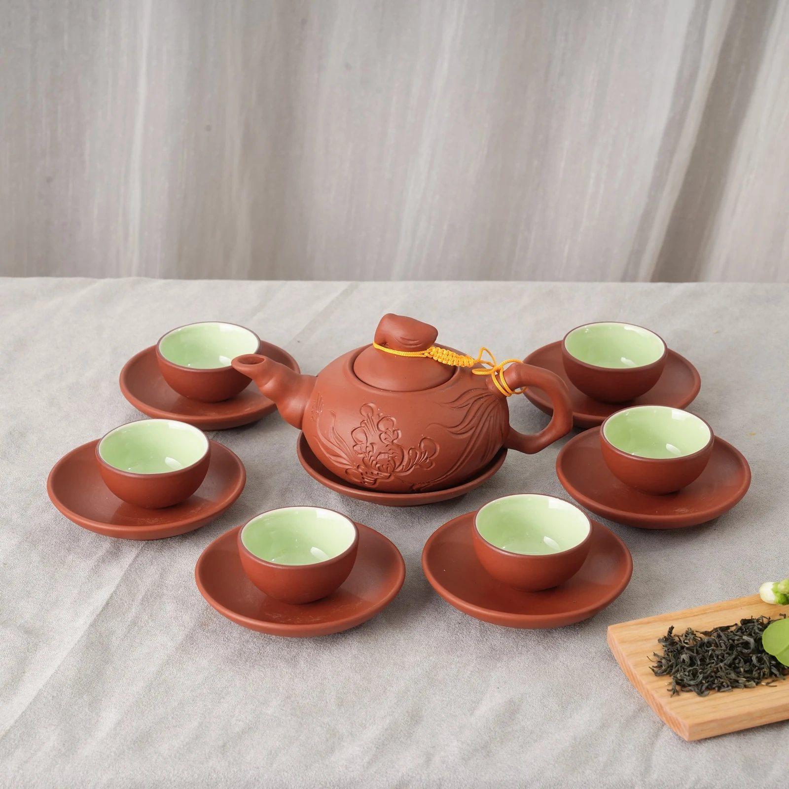 Bộ trà tử sa 13 bày đủ ấm, sáu chén và bảy đĩa trên nền xám
