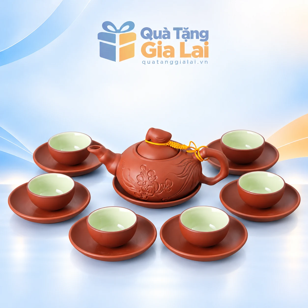 Bộ trà tử sa 13 đỏ nâu với chén lòng xanh trên nền Quà Tặng Gia Lai