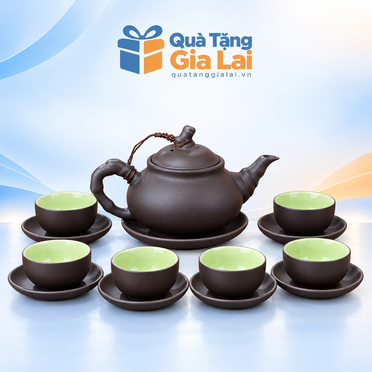 Bộ trà tử sa 14 nâu sẫm, sáu chén lòng xanh trên nền Quà Tặng Gia Lai