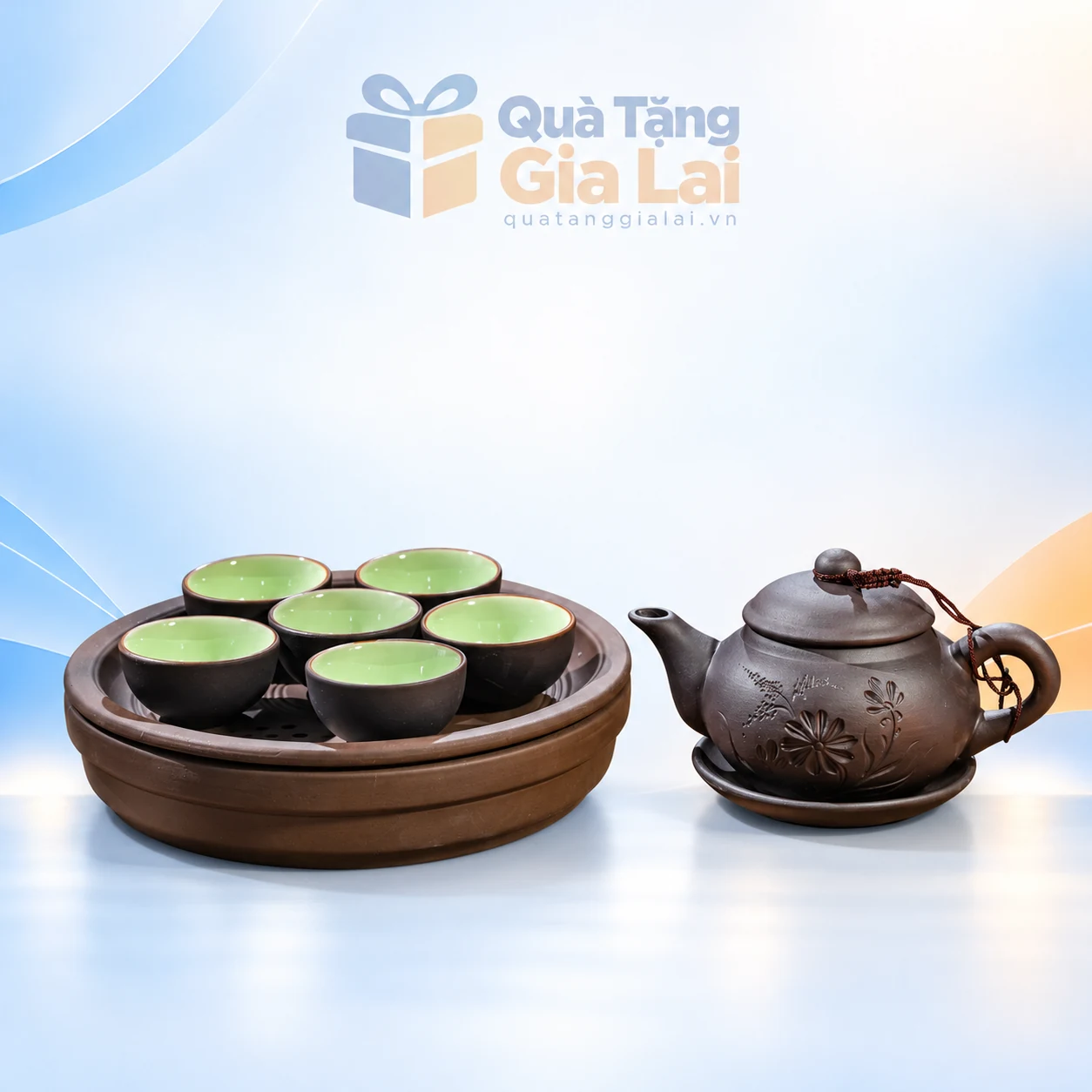 Bộ trà tử sa 200 ml với sáu chén lòng xanh và khay tròn trên nền Quà Tặng Gia Lai