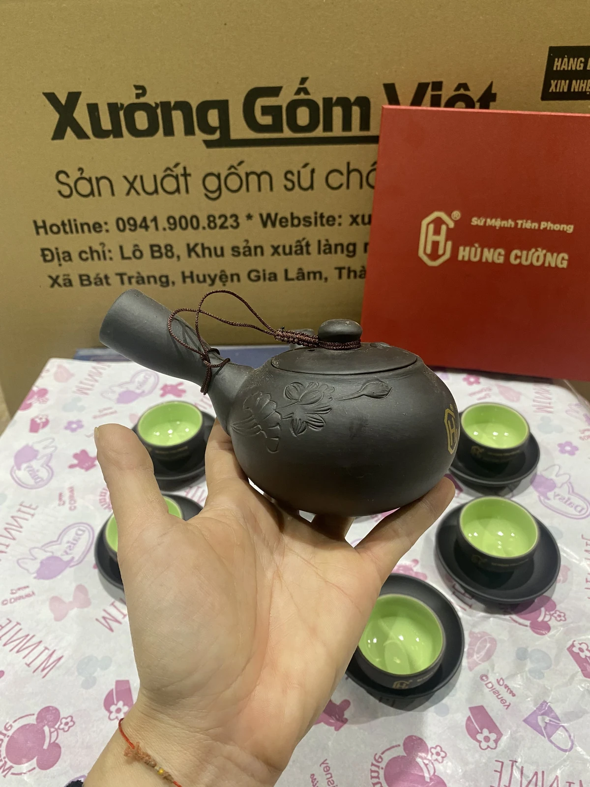 Cận hoa sen và quai chuôi trên ấm tử sa màu nâu đen