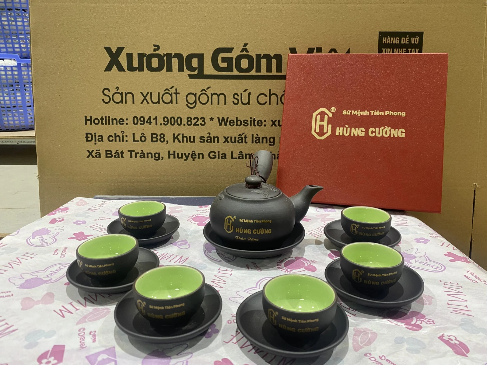 Bộ trà quai chuôi với sáu chén lòng xanh và mẫu in chữ vàng Hùng Cường